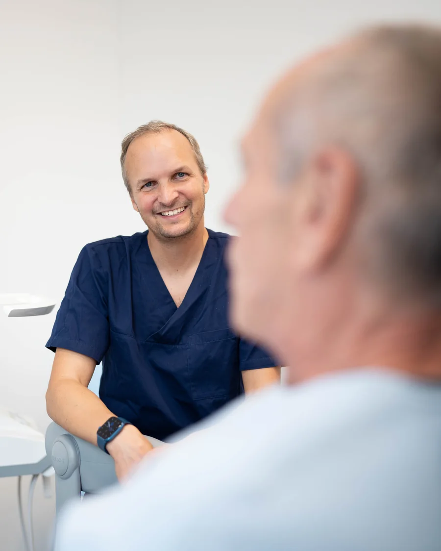 Dr. Michael Hansen im Beratungsgespräch mit einem Patienten