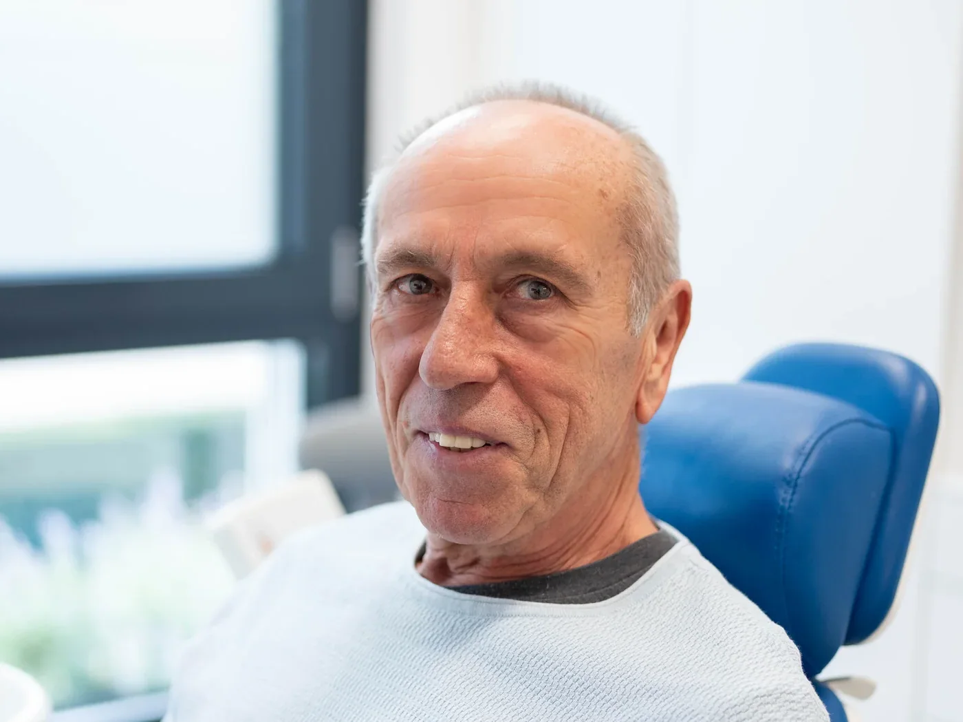 Patient der Oralchirurgie Regensburg nach der Behandlung
